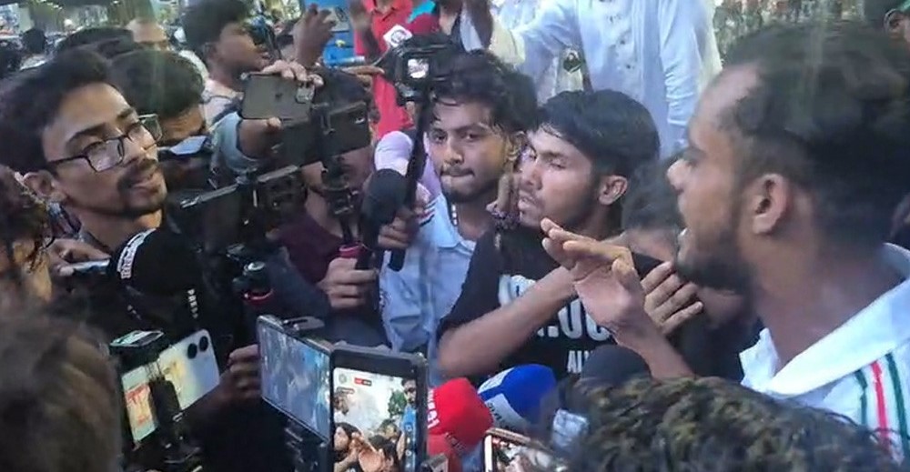 শাহবাগে ৩২ ঘণ্টা পর অবরোধকারীদের ছত্রভঙ্গ করল পুলিশ